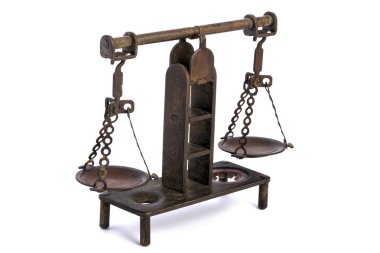 Beyaz arka plan üzerinde adaletin sembolü izole bronz antika terazi