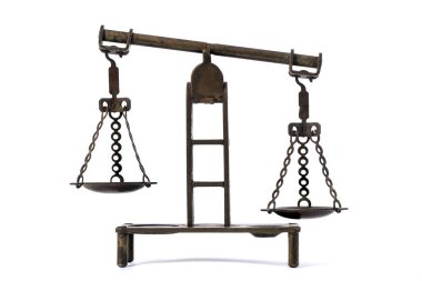 Beyaz arka plan üzerinde adaletin sembolü izole bronz antika terazi
