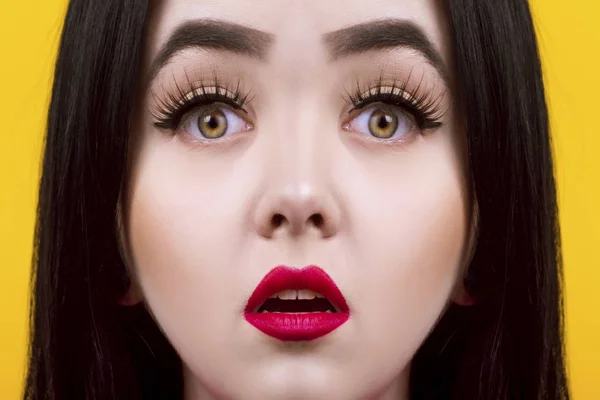 Closeup Πορτρέτο Γυναίκας Έκπληκτος Κόκκινα Χείλη Κίτρινο Φόντο — Φωτογραφία Αρχείου
