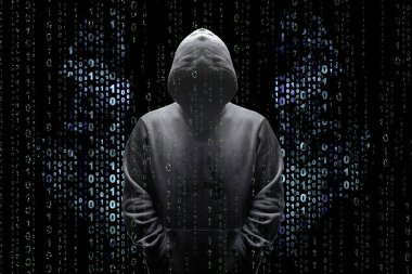 bir hacker kapüşonlu, siber saldırı kavramı silüeti arka plan üzerinde ikili kod