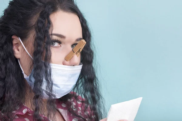 Menina Com Clothspins Nariz Uma Máscara Médica Protetora Conceito Nariz — Fotografia de Stock