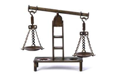 Beyaz arka plan üzerinde adaletin sembolü izole bronz antika terazi