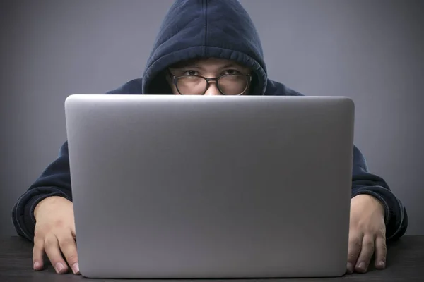 Hacker Huven Framför Laptop Ser Kameran — Stockfoto