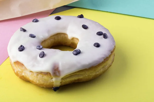 Donut Med Vit Glasyr Färgstark Bakgrund — Stockfoto