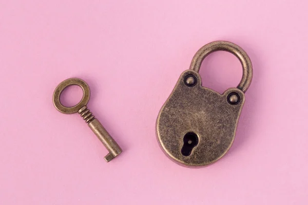 Bronze Key Padlock Gently Pink Paper Background Image — Stock Photo, Image