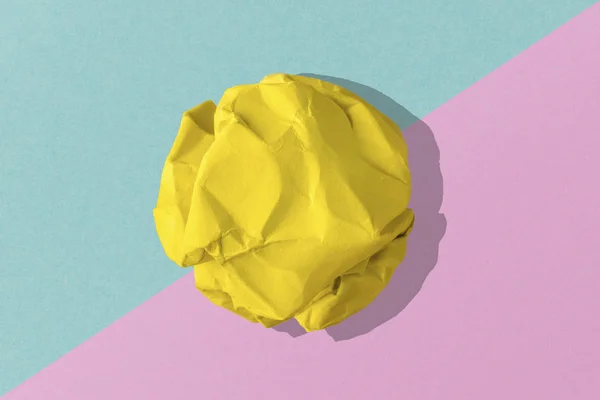 Mavi Pembe Bir Arka Plan Ile Sarı Buruşuk Kağıt — Stok fotoğraf