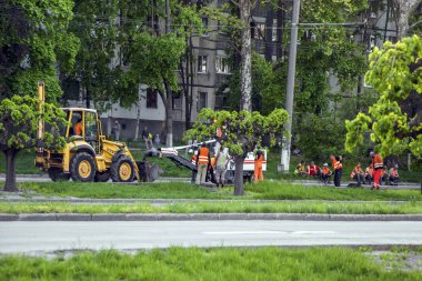 26 Nisan 2018 özel giysili tanımlanamayan işçi road, Kişinev, Moldova onarmak.