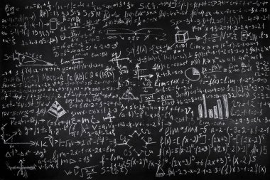 Fizik ve matematikte bilimsel formüller ve hesaplamalarla işlenmiş karatahta, arkaplan resmi