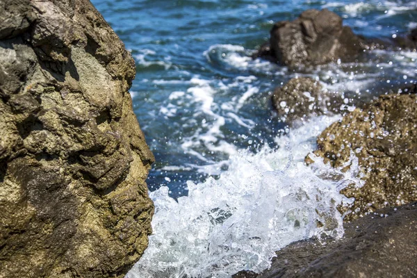 Immagine Pietre Nel Mare Con Onde Vista Dalla Riva — Foto Stock