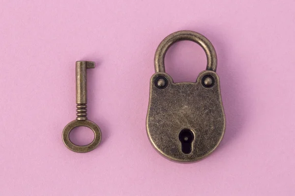 Bronze Key Padlock Gently Pink Paper Background Image — Stock Photo, Image