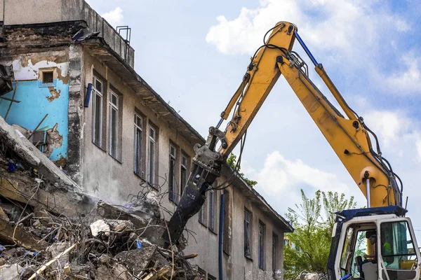 Afbraak Van Een Gebouw Met Een Hydraulische Graafmachine — Stockfoto