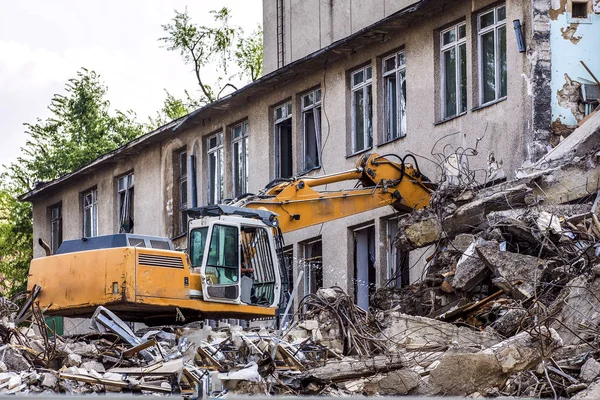 Demolizione Edificio Con Escavatore Idraulico — Foto Stock