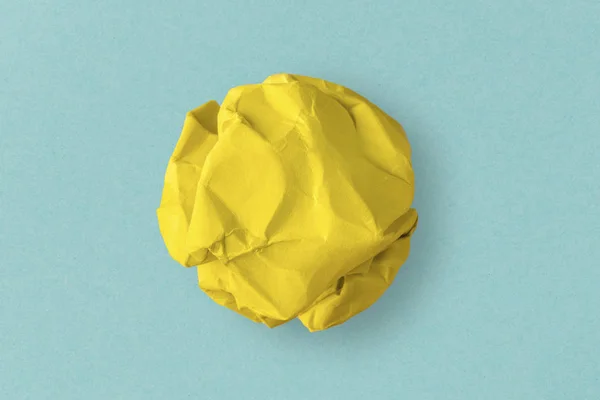 Κίτρινο Τσαλακωμένο Χαρτί Μπλε Φόντο — Φωτογραφία Αρχείου