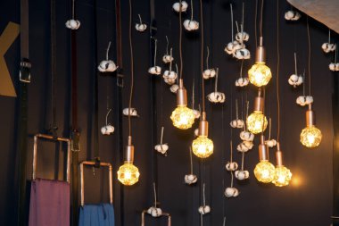 Dahil ışıklar ampuller tavana, tonlu arka plan görüntü