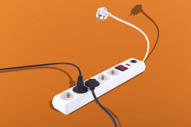 Akrep güç uzatma kablosu, tehlikeli voltaj ve pahalı elektrik kavramı