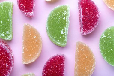 renkli meyve jöle ile şeker kristalleri, pembe bir arka plan üzerinde