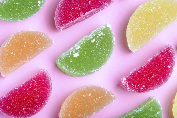 Gekleurde Jelly Segmenten Met Suikerkristallen Roze Achtergrond — Stockfoto