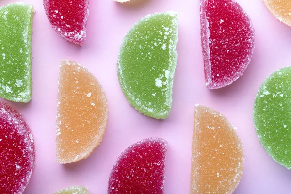 renkli meyve jöle ile şeker kristalleri, pembe bir arka plan üzerinde