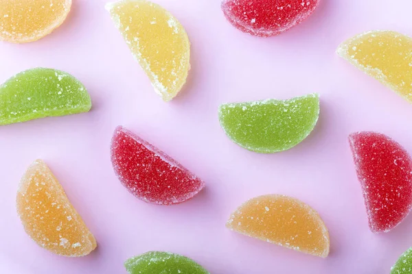 Farbige Gelee Scheiben Mit Zuckerkristallen Auf Rosa Hintergrund — Stockfoto