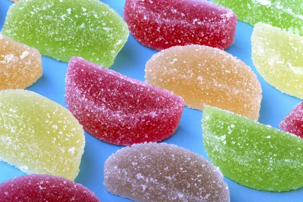 Farbiges Fruchtgelee Mit Zuckerkristallen Auf Blauem Hintergrund — Stockfoto