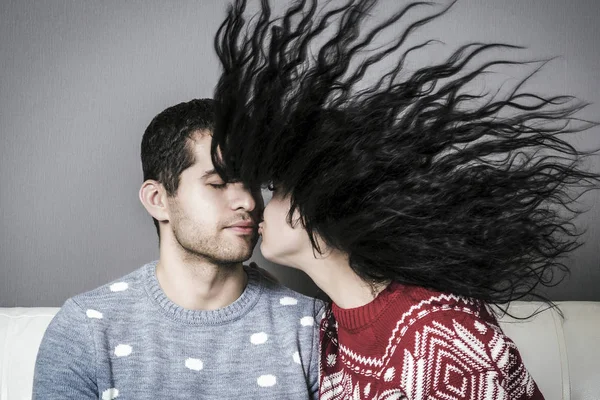 Mladý Pár Lásce Pobavit Nový Rok Eve Valentýnu Šedém Pozadí — Stock fotografie