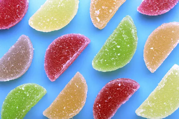 Färgade Frukt Gelé Med Sockerkristaller Blå Bakgrund — Stockfoto