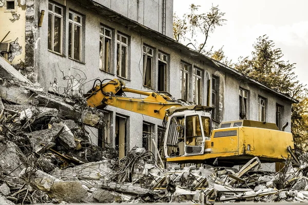 Demolizione Edificio Con Escavatore Idraulico — Foto Stock