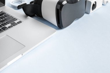 Mavi arka planda modern cihazlar.