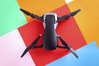 Renkli Kağıt arka plan üzerinde robot