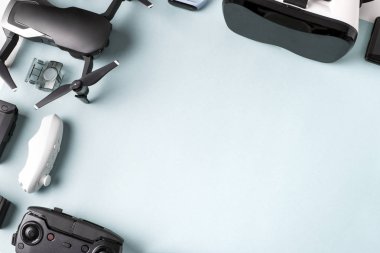 sanal gerçeklik (Vr) gözlük ve aksesuarları metin için yer ile mavi bir arka plan üzerinde yakın bir dron