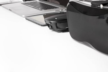 beyaz bir arka plan üzerinde modern araçlar çapraz olarak, aygıtlar iş yeri kavramı ortaya koydu