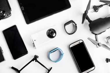 arka plan modern araçlar tablet telefon ve drone, konsept cihazlar yanında her gün kullanılan