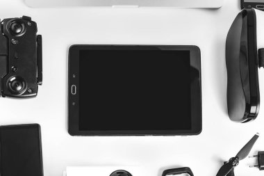 Tablet ortasındaki beyaz zemin üzerinde bir çerçeve şeklinde modern araçlar