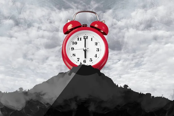 山与一个红色的时钟上的警报 一个欢快的早晨的概念 — 图库照片