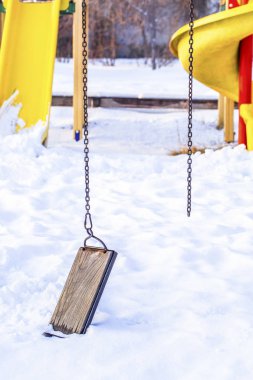kırık karlı bir günde, yaşlılık ve faydasızlık kavramı parkta salıncakta