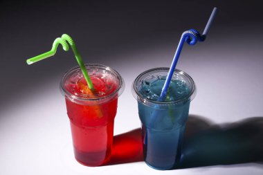 gri bir arka plan üzerinde kırmızı ve mavi buzlu çay