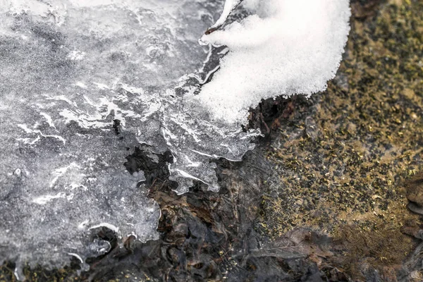 Derretendo Neve Perto Asfalto Sujo Poças Primavera Está Aproximando — Fotografia de Stock