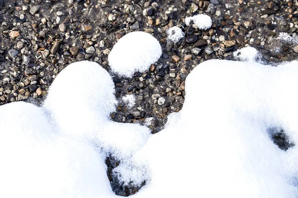 コンセプト春は近くに雪が溶けて 地球温暖化後の地面を突き抜ける — ストック写真