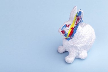 Paskalya tavşanına mavi bir arka plan rengi vuruşları, Paskalya tatili için bir kart