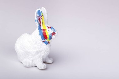 Paskalya tavşanına beyaz bir arka plan rengi vuruşları, Paskalya tatili için bir kart