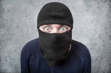 Beton duvar arka plan kameraya bakarak yün ceza