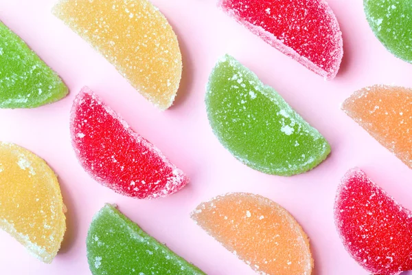 Farbige Gelee Scheiben Mit Zuckerkristallen Auf Rosa Hintergrund — Stockfoto