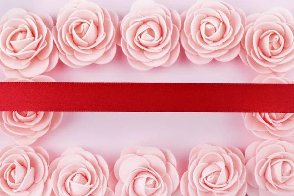 Rosas Rosadas Decorativas Forma Marco Con Una Cinta Roja Parte —  Fotos de Stock
