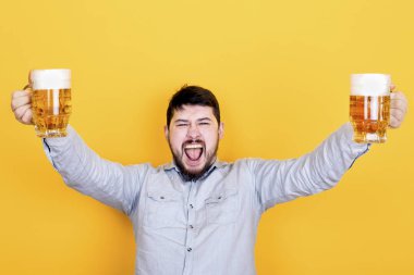 bira gözlüklü adam