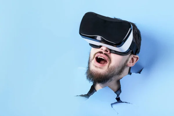 Man in de virtuele realiteit — Stockfoto