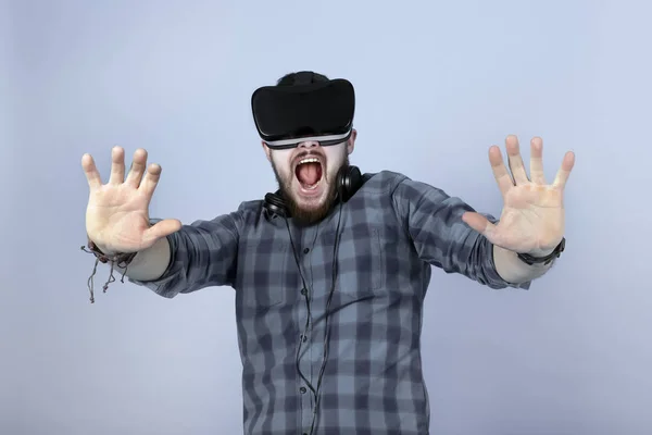 Homem assustado em VR — Fotografia de Stock
