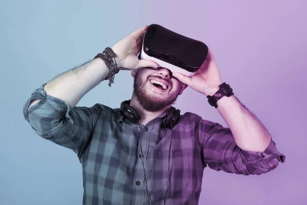 Uomo soddisfatto in VR — Foto Stock
