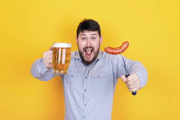 Homme bière et saucisse — Photo