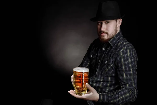 Man med ett glas öl — Stockfoto