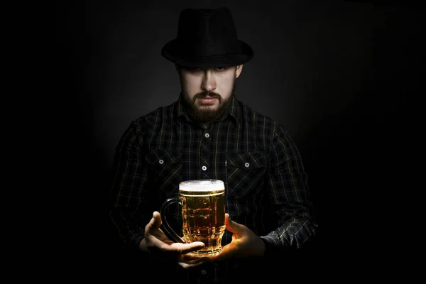 Homem e cerveja — Fotografia de Stock